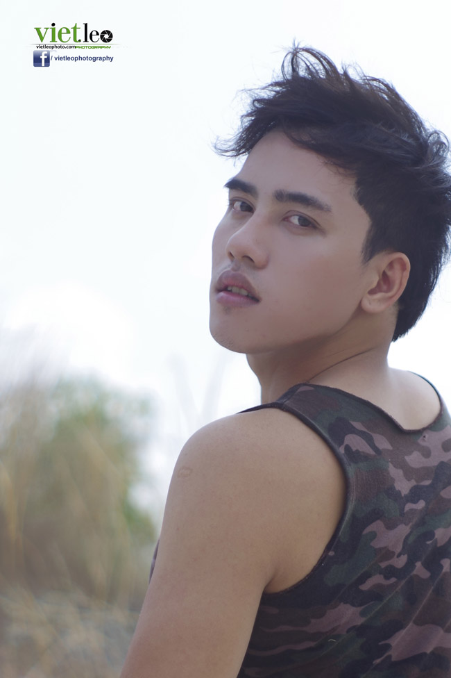 Chinh Nguyễn cá tính áo lính